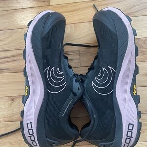 Topo Women's Black Athletic Shoes